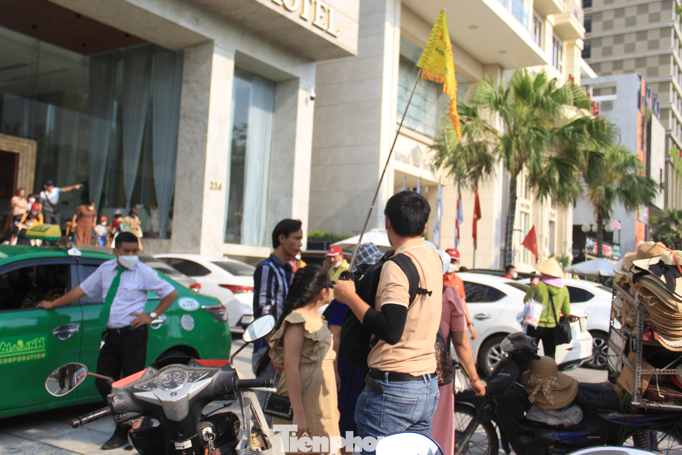 Hướng dẫn viên tập hợp thành viên đoàn tham quan trước một khách sạn trên đường Võ Nguyên Giáp. Anh Phan Hữu Tuấn, hướng dẫn viên công Viet Travel mart cho hay anh dẫn đoàn khách 70 người tới Đà Nẵng tham quan, sẽ lưu trú 3 ngày trong khách sạn ven biển.