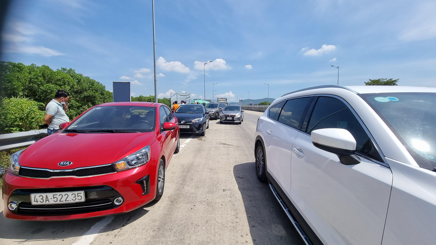 Xe nối đuôi nhau dừng trước trạm thu phí vì chưa đủ điều kiện qua trạm.