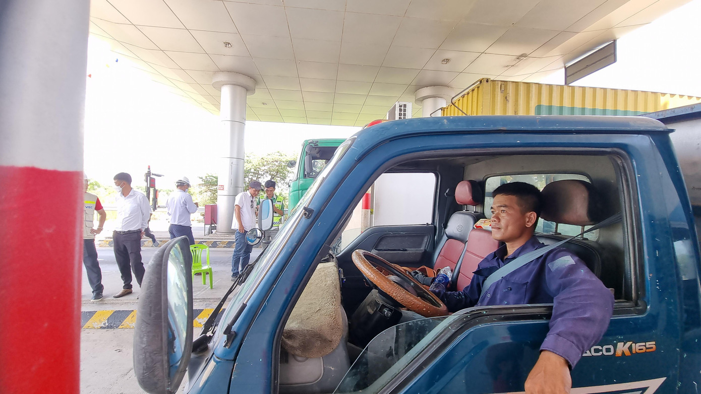 Các xe đủ điều kiện qua trạm trơn tru, nhanh chóng.