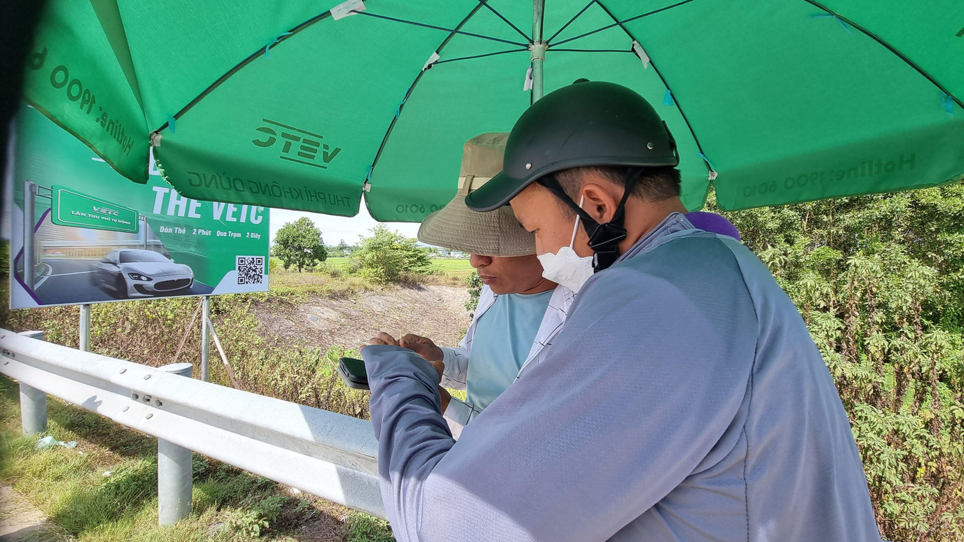 Nhân viên tư vấn chỉ các bước tải ứng dụng, nạp tiền vào tài khoản cho tài xế.