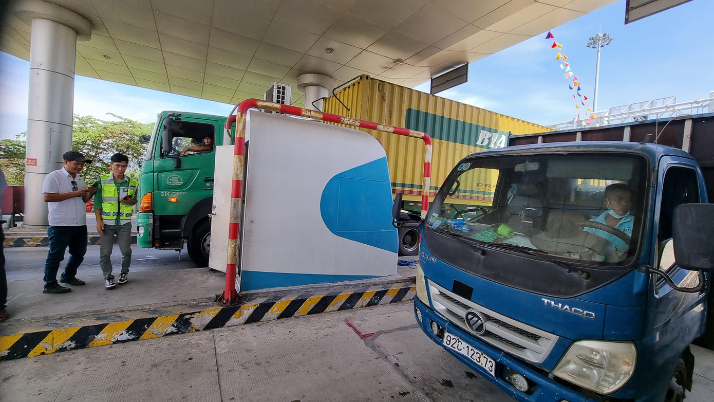 Một số xe không đủ điều kiện chạy thẳng vào trạm bị yêu cầu lùi xe. Nhân viên trạm thu phí cho biết việc thu phí không dừng đã được tuyên truyền từ lâu, rộng rãi. Nếu châm chước cho tài xế đi qua thì vô tình sẽ tạo tâm lý ỷ lại, không thực hiện các thủ tục như dán thẻ ETC, nộp tiền vào tài khoản, lần sau sẽ tái phạm.
