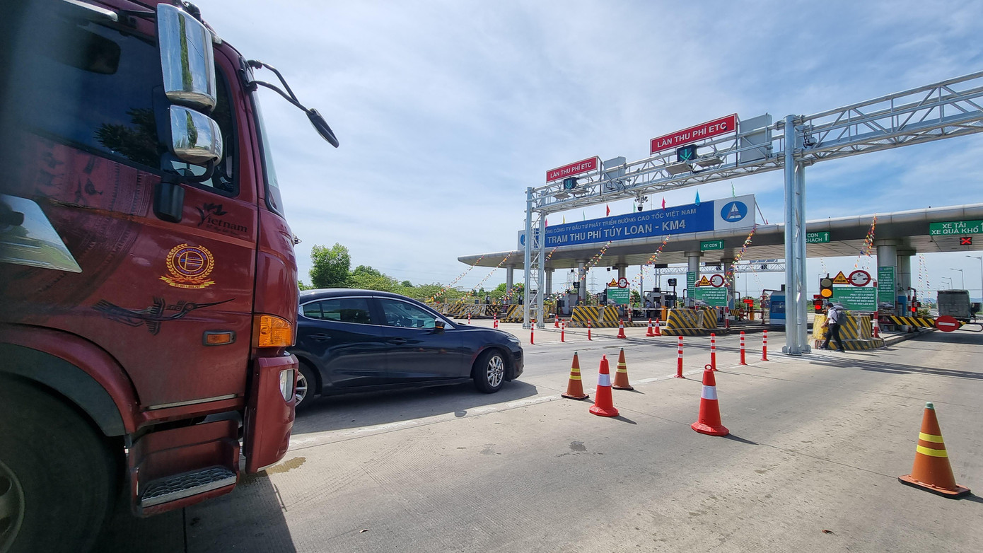 Chị Nguyễn Thị Hòa (quận Cẩm Lệ, Đà Nẵng) cho hay sáng nay có việc cần đi trên cao tốc, nhưng tới đây mới nhớ ra chưa tải ứng dụng và nạp tiền nên phải dừng xe. “Rất may có nhân viên chỉ tôi thao tác rất nhanh. Tôi thấy việc này vừa đơn giản vừa thuận tiện. Mình không mất thời gian chờ đợi khi qua trạm, đồng thời góp phần tránh tình trạng ùn tắc”, chị nói.