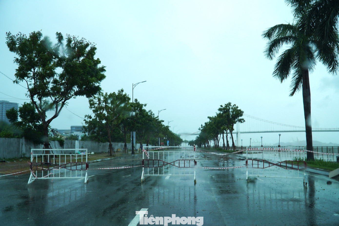 Đường Như Nguyệt (đoạn gần cầu Thuận Phước) nước sông dâng cao gây ngập, sóng lớn đánh hư hỏng, bong bật gạch vỉa hè nhiều vị trí. Cơ quan chức năng đã chỉ đạo nhà thầu quản lý đường cảnh báo, đảm bảo giao thông, khắc phục các hư hỏng vỉa hè.