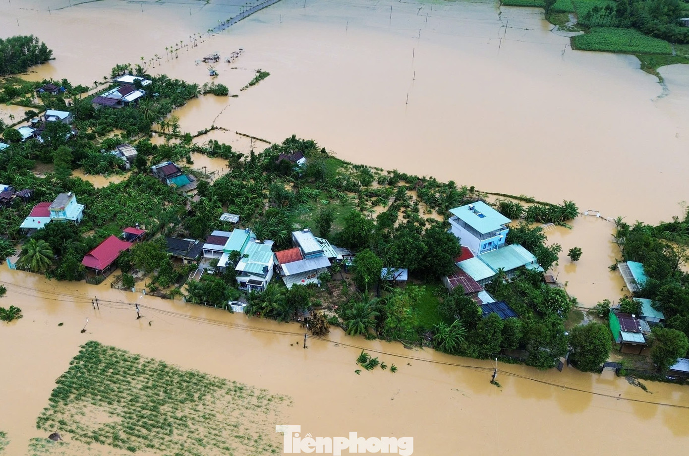 Tại xã Hòa Bắc (huyện Hòa Vang) có hơn 50 nhà bị ngập do mưa lớn. Nhiều tuyến đường phải phong tỏa, không cho người dân đi lại để đảm bảo an toàn. Đến cuối chiều nay, nước ở khu vực này bắt đầu rút dần.