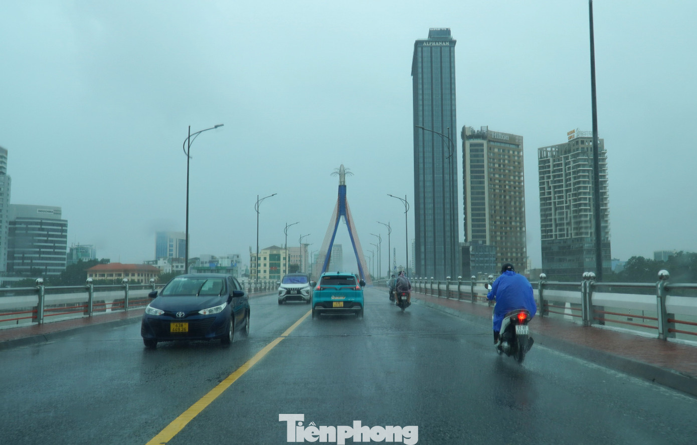 Sau khi đi sâu vào đất liền các tỉnh Thừa Thiên Huế, Quảng Nam-Đà Nẵng, bão số 6 đã suy yếu thành áp thấp nhiệt đới. Chiều tối 27/10 đến hết ngày 28/10 Đà Nẵng mưa tiếp tục giảm còn có mưa vừa, có nơi mưa to, với tổng lượng phổ biến 40-100mm, có nơi trên 120mm.