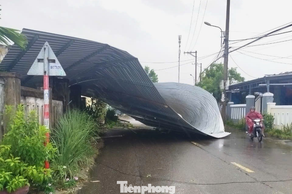 9 ngôi nhà khác, chủ yếu ở huyện Hòa Vang bị cơn bão Trà Mi lột sạch mái. Trong ảnh, mái nhà dân tại xã Hòa Khương (huyện Hòa Vang) bị bão bứng đi. Rạng sáng 27/10, gió bão rất mạnh, đến giữa chiều gió nhẹ dần và bớt mưa.