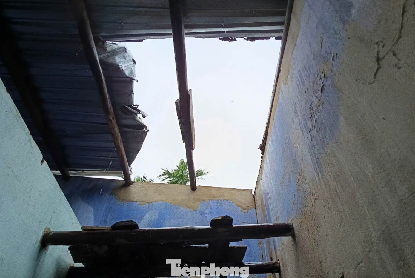 Quận Cẩm Lệ và huyện Hòa Vang có 53 nhà bị tốc mái một phần.