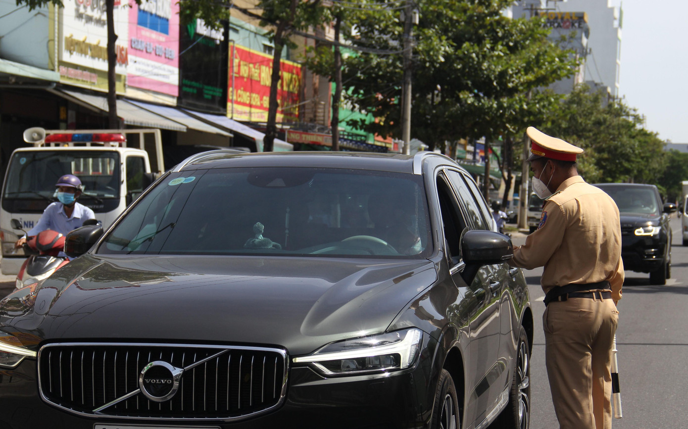 Một số trường hợp khác đi hai người, nhưng chỉ có giấy đi đường của một người. Thậm chí người đeo thẻ của người thân để lưu thông. Một số trường hợp khác đi hai người, nhưng chỉ có giấy đi đường của một người. Thậm chí người đeo thẻ của người thân để lưu thông.