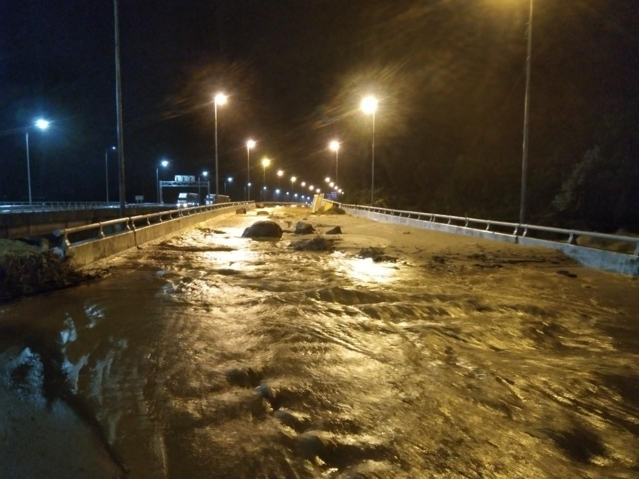 Đường dẫn vào hầm ngập nước, đất đá...