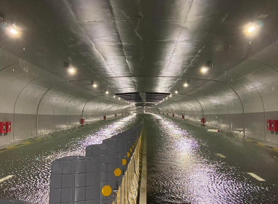 Trong khi đó, hầm chui Trần Thị Lý ở trung tâm thành phố cũng bị nước bủa vây khiến các phương tiện không thể qua lại.