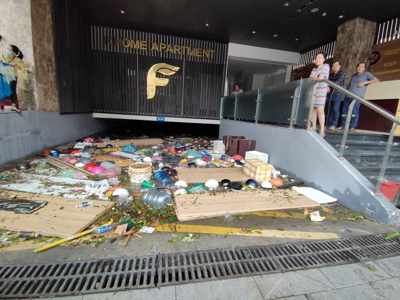 Hàng loạt tòa nhà có hầm bị nước nhấn chìm. Ngoài thiệt hại tài sản trong hầm, việc dọn bùn đất, rác thải tràn vào hầm cũng rất vất vả, mất thời gian.