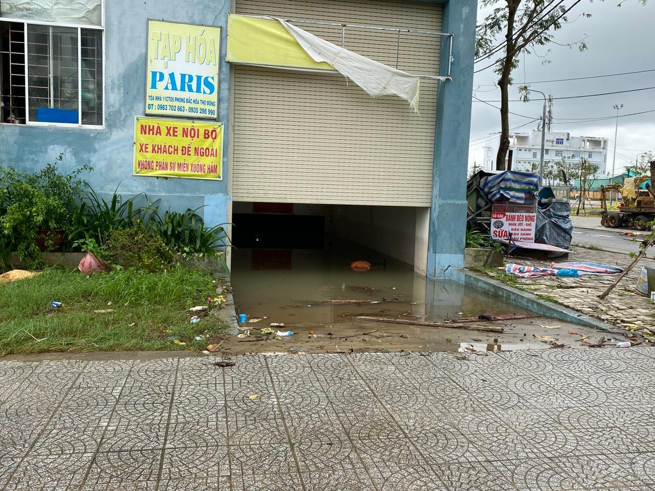 Hầm tê liệt vì nước ngập ngang mặt đường. Trong đêm 14/10, khi nước có dấu hiệu dâng cao, nhiều hộ dân đã di chuyển xe máy ra khỏi hầm, đưa tới nơi an toàn.