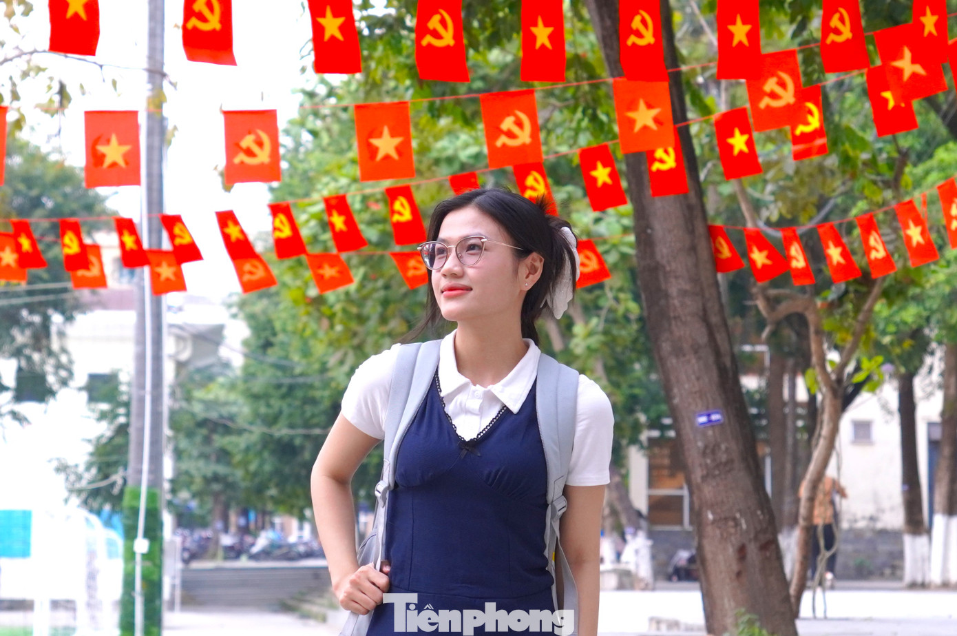 Trường Đại học Kinh tế cũng treo cờ Đảng, cờ Tổ quốc nhân kỷ niệm ngày đất Giải phóng miền Nam thống nhất đất nước. Được bước dưới bóng cờ, sống trong hòa bình là niềm hạnh phúc của thế hệ trẻ.