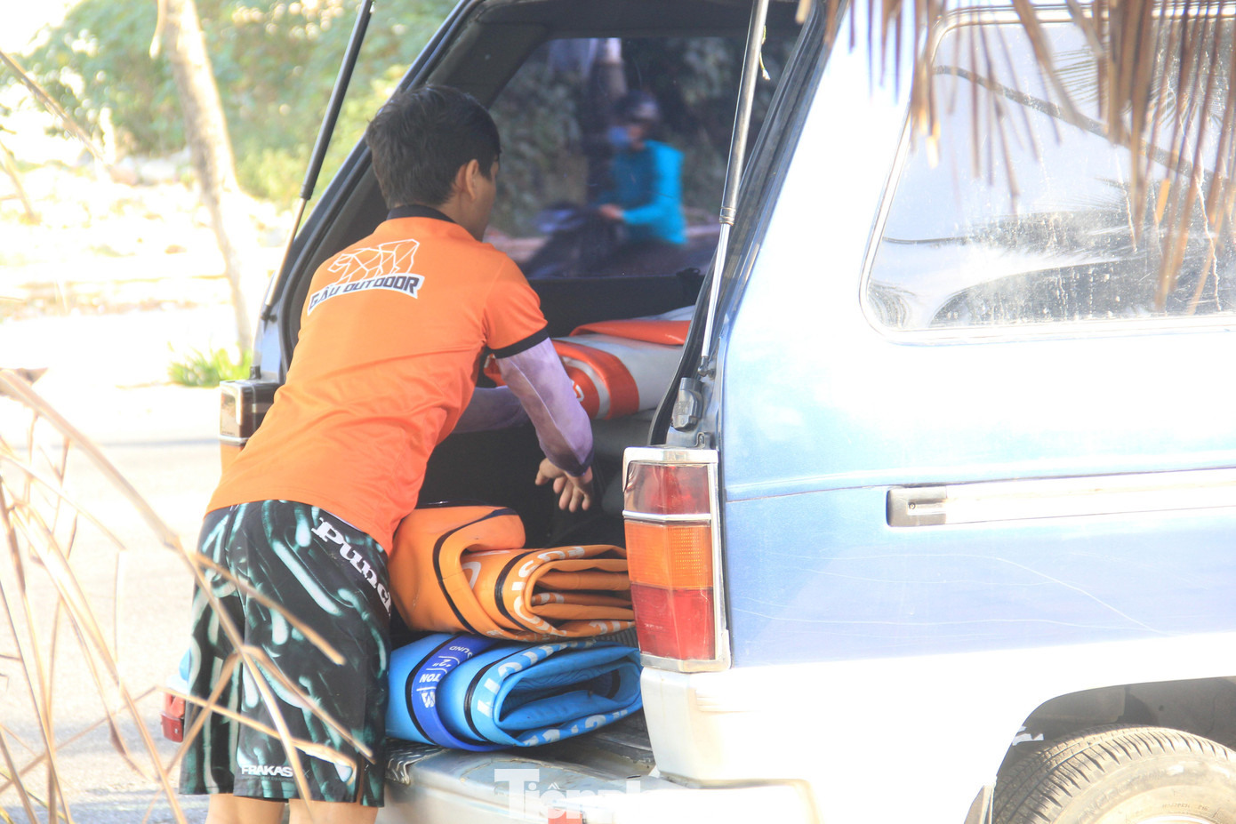 Các dịch vụ xả hơi, cuốn thuyền đưa về. Hôm sau lại chở tới bơm hơi phục vụ các bạn trẻ.