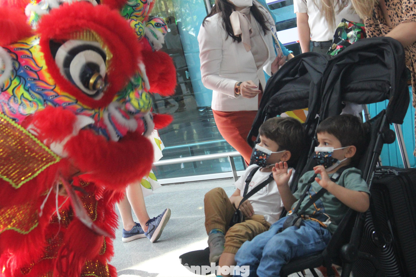 Hai em bé nước ngoài vừa thích vừa sợ khi xem múa lân ngay tại sân bay.