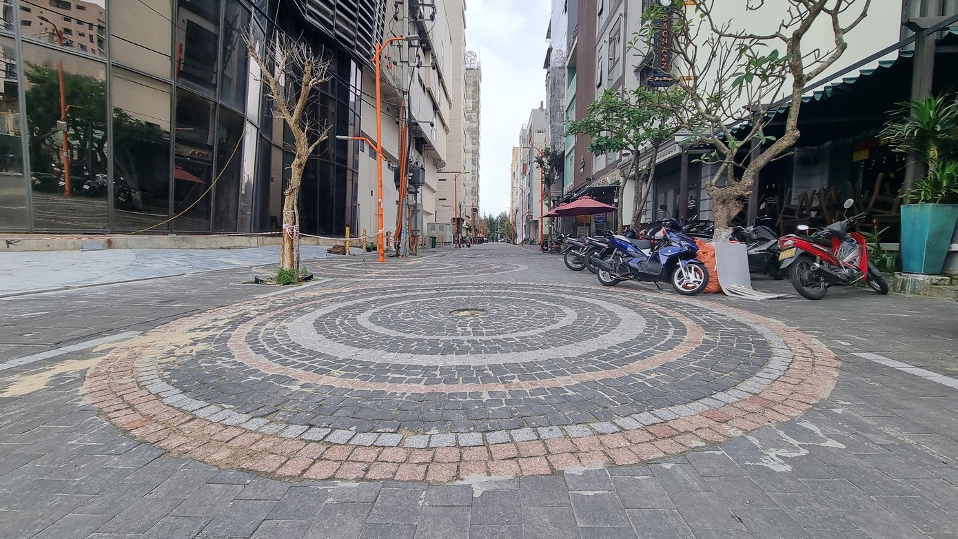 Tuyến đường An Thượng 1 sau khi chỉnh trang. Mặt đường rộng rãi, đẹp mắt với gạch ốp họa tiết. Các trụ đèn được thay thế bằng trụ đèn chiếu sáng kết hợp sạc pin điện thoại có thẩm mỹ hơn. Tuyến đường An Thượng 1 sau khi chỉnh trang. Mặt đường rộng rãi, đẹp mắt với gạch ốp họa tiết. Các trụ đèn được thay thế bằng trụ đèn chiếu sáng kết hợp sạc pin điện thoại có thẩm mỹ hơn.