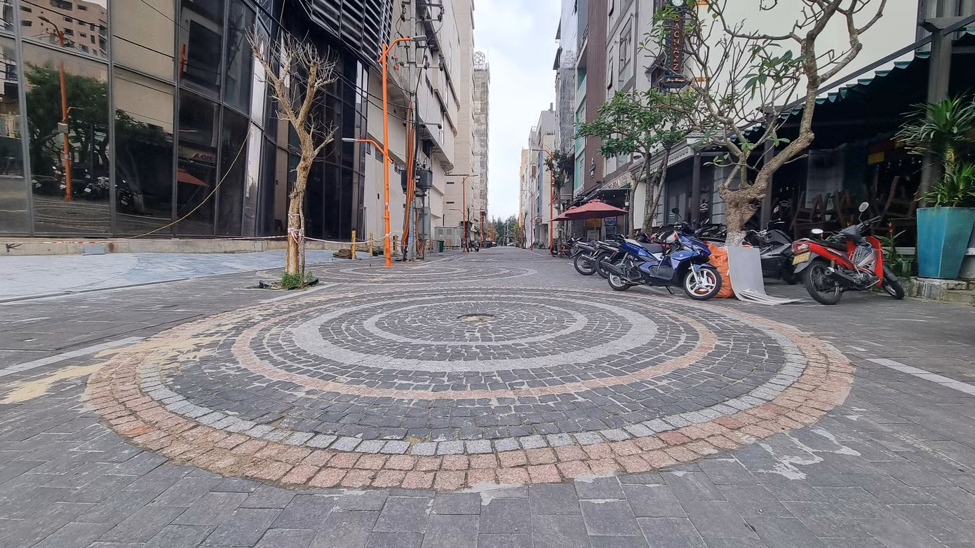 Tuyến đường An Thượng 1 sau khi chỉnh trang. Mặt đường rộng rãi, đẹp mắt với gạch ốp họa tiết. Các trụ đèn được thay thế bằng trụ đèn chiếu sáng kết hợp sạc pin điện thoại có thẩm mỹ hơn. Tuyến đường An Thượng 1 sau khi chỉnh trang. Mặt đường rộng rãi, đẹp mắt với gạch ốp họa tiết. Các trụ đèn được thay thế bằng trụ đèn chiếu sáng kết hợp sạc pin điện thoại có thẩm mỹ hơn.