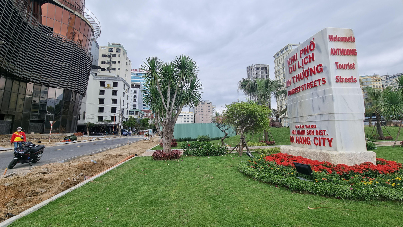 Ông Sơn lưu ý Sở Du lịch, UBND quận Ngũ Hành Sơn cùng các đơn vị liên quan tập trung thực hiện các sản phẩm du lịch trải nghiệm hoạt động về đêm tại phố du lịch An Thượng, cải tạo nâng cấp các tuyến đường để tạo điểm check-in mới, tổ chức các hoạt động mua sắm, vui chơi giải trí về đêm phục vụ du khách.. Ông Sơn lưu ý Sở Du lịch, UBND quận Ngũ Hành Sơn cùng các đơn vị liên quan tập trung thực hiện các sản phẩm du lịch trải nghiệm hoạt động về đêm tại phố du lịch An Thượng, cải tạo nâng cấp các tuyến đường để tạo điểm check-in mới, tổ chức các hoạt động mua sắm, vui chơi giải trí về đêm phục vụ du khách..