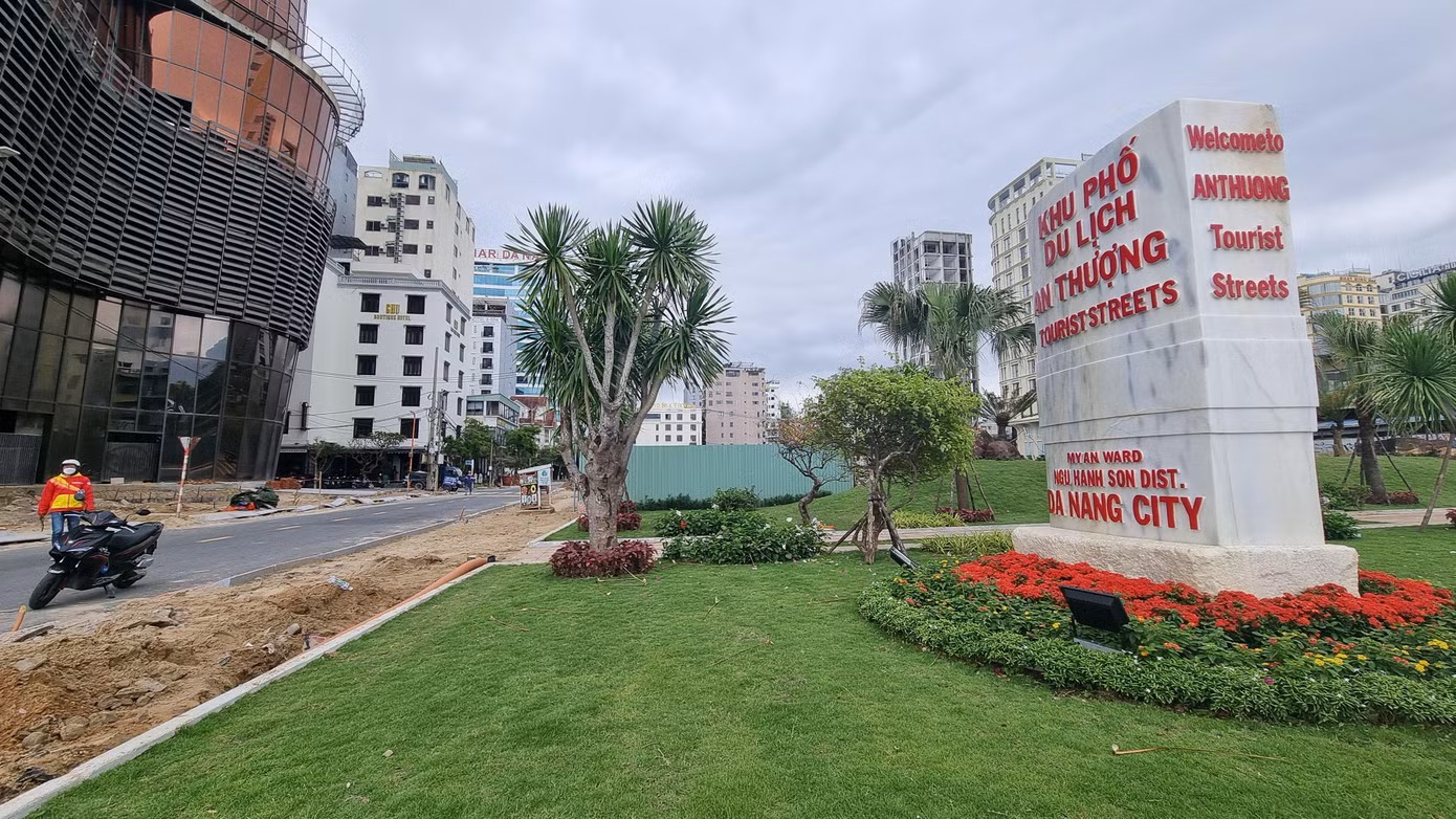 Ông Sơn lưu ý Sở Du lịch, UBND quận Ngũ Hành Sơn cùng các đơn vị liên quan tập trung thực hiện các sản phẩm du lịch trải nghiệm hoạt động về đêm tại phố du lịch An Thượng, cải tạo nâng cấp các tuyến đường để tạo điểm check-in mới, tổ chức các hoạt động mua sắm, vui chơi giải trí về đêm phục vụ du khách.. Ông Sơn lưu ý Sở Du lịch, UBND quận Ngũ Hành Sơn cùng các đơn vị liên quan tập trung thực hiện các sản phẩm du lịch trải nghiệm hoạt động về đêm tại phố du lịch An Thượng, cải tạo nâng cấp các tuyến đường để tạo điểm check-in mới, tổ chức các hoạt động mua sắm, vui chơi giải trí về đêm phục vụ du khách..