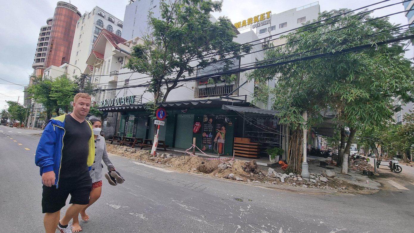 Thành phố cũng sẽ chỉnh trang cây xanh dọc các tuyến đường, lắp đặt hệ thống camera an ninh, wifi chung trên toàn bộ khu phố. Đồng thời mở vịnh đậu ô tô rộng 2m dọc vỉa hè trước các khu đất công cộng trên đường Ngô Thì Sĩ. .. Thành phố cũng sẽ chỉnh trang cây xanh dọc các tuyến đường, lắp đặt hệ thống camera an ninh, wifi chung trên toàn bộ khu phố. Đồng thời mở vịnh đậu ô tô rộng 2m dọc vỉa hè trước các khu đất công cộng trên đường Ngô Thì Sĩ. ..