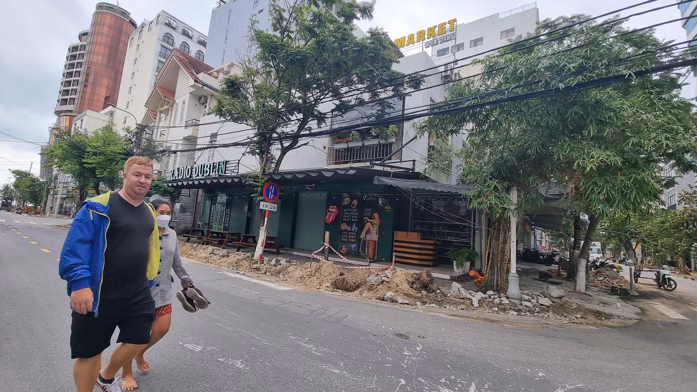 Thành phố cũng sẽ chỉnh trang cây xanh dọc các tuyến đường, lắp đặt hệ thống camera an ninh, wifi chung trên toàn bộ khu phố. Đồng thời mở vịnh đậu ô tô rộng 2m dọc vỉa hè trước các khu đất công cộng trên đường Ngô Thì Sĩ. .. Thành phố cũng sẽ chỉnh trang cây xanh dọc các tuyến đường, lắp đặt hệ thống camera an ninh, wifi chung trên toàn bộ khu phố. Đồng thời mở vịnh đậu ô tô rộng 2m dọc vỉa hè trước các khu đất công cộng trên đường Ngô Thì Sĩ. ..