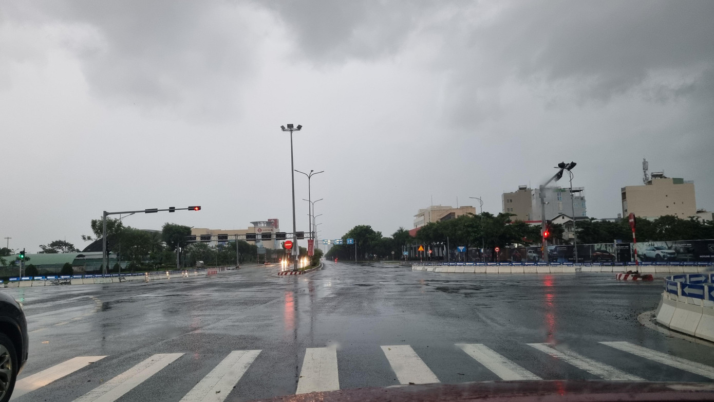 Dự báo 22 giờ tối nay (27/9), tâm bão trên vùng biển Đà Nẵng-Quảng Ngãi. Sức gió mạnh nhất vùng gần tâm bão mạnh cấp 15 (167-183km/giờ), giật trên cấp 17. Từ đầu giờ chiều đến nay, Đà Nẵng mưa không ngớt, gió mỗi lúc càng mạnh hơn. Trong ảnh: Các tuyến đường ở Đà Nẵng từ cuối chiều nay đã vắng người. Trong ảnh: Giao lộ trước cầu Tuyên Sơn không một bóng người đi xe máy.