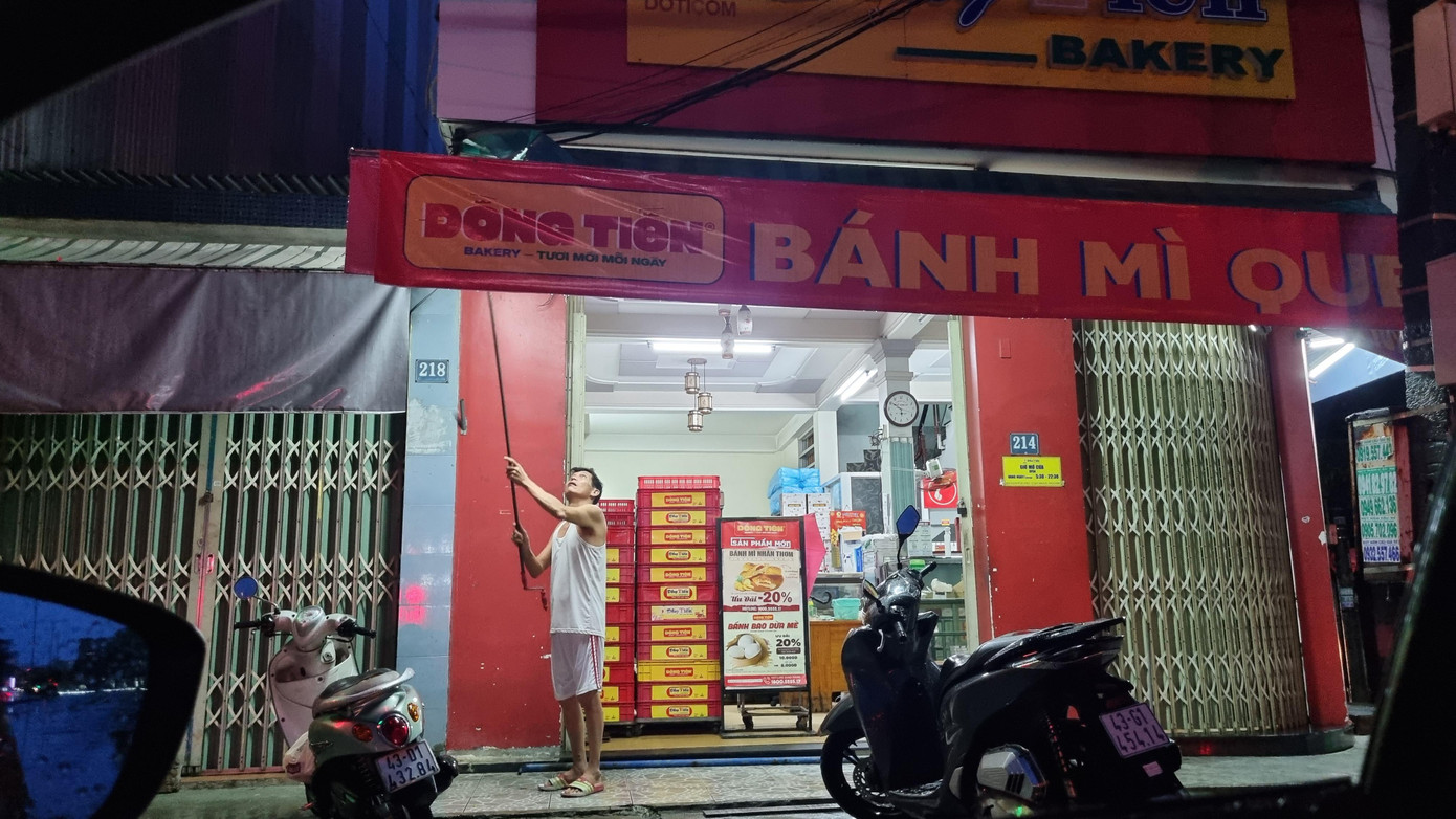 Người dân quay mái che, dọn hàng trước khi bão đổ bộ. Đà Nẵng đã sơ tán gần 10.000 hộ dân đến nơi trú tránh an toàn.