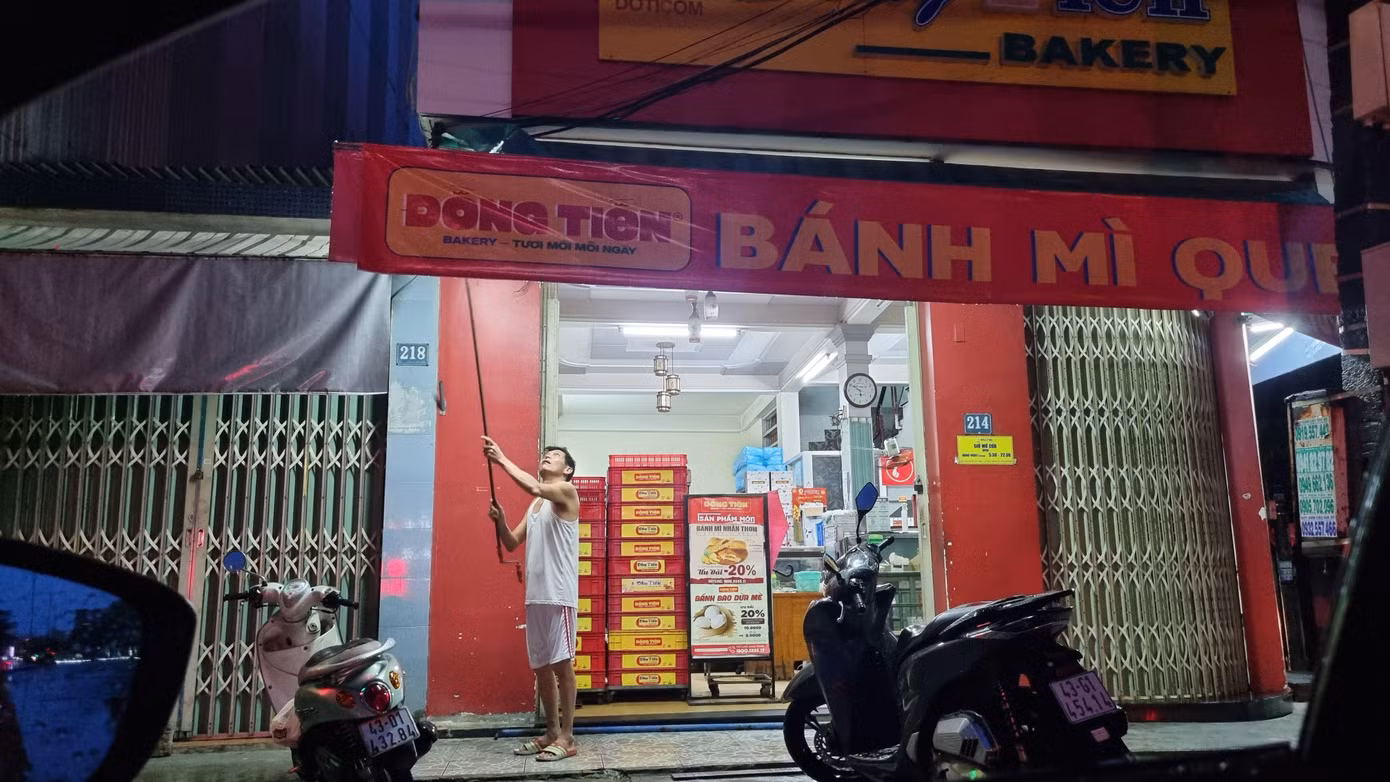 Người dân quay mái che, dọn hàng trước khi bão đổ bộ. Đà Nẵng đã sơ tán gần 10.000 hộ dân đến nơi trú tránh an toàn. Người dân quay mái che, dọn hàng trước khi bão đổ bộ. Đà Nẵng đã sơ tán gần 10.000 hộ dân đến nơi trú tránh an toàn.
