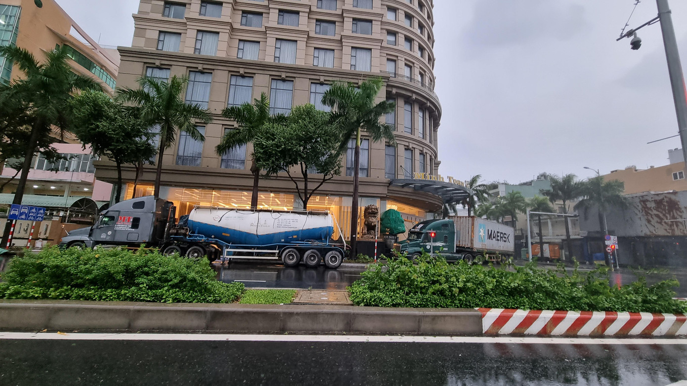 Một khách sạn trên đường 2/9 được 2 xe container chắn ngay trước sảnh để cản gió bão. Cách làm này được nhiều khách sạn ven biển Đà Nẵng áp dụng.