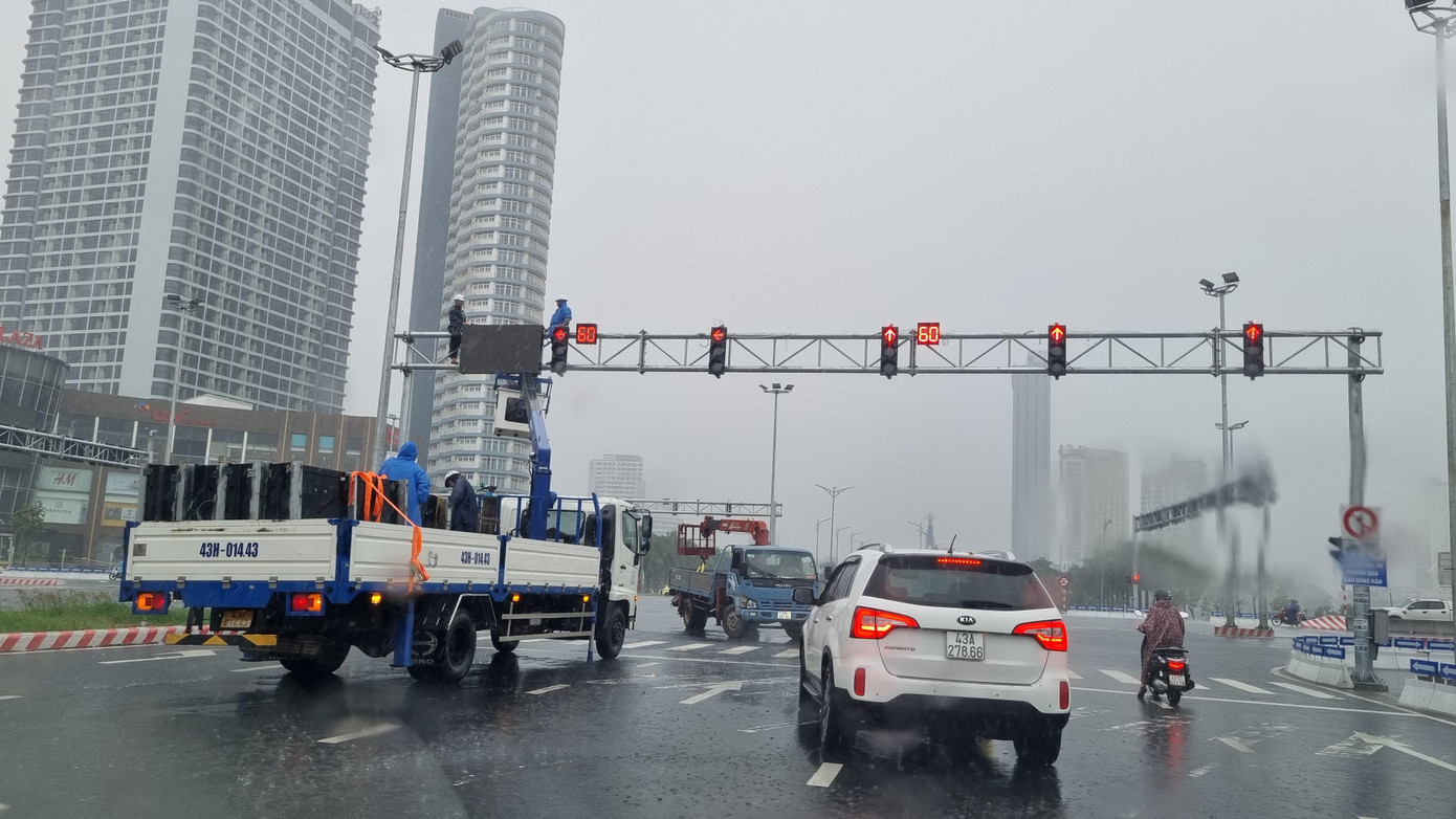 Tại nút giao Phạm Văn Đồng, Ngô Quyền, công nhân đang sửa chữa các trụ đèn tín hiệu giao thông.