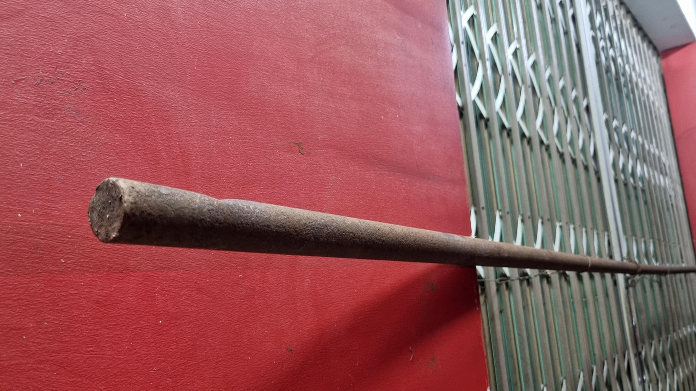 Gậy, thang... đều được bà con tận dụng để chèn chắn nhà cửa. UBND TP Đà Nẵng cũng yêu cầu người dân không ra khỏi nhà từ 20h tối nay.