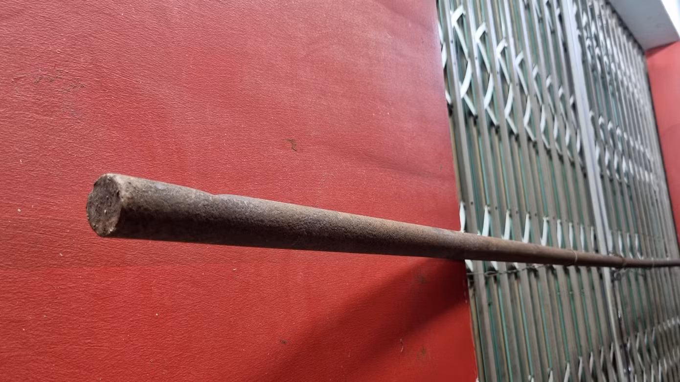 Gậy, thang... đều được bà con tận dụng để chèn chắn nhà cửa. UBND TP Đà Nẵng cũng yêu cầu người dân không ra khỏi nhà từ 20h tối nay. Gậy, thang... đều được bà con tận dụng để chèn chắn nhà cửa. UBND TP Đà Nẵng cũng yêu cầu người dân không ra khỏi nhà từ 20h tối nay.