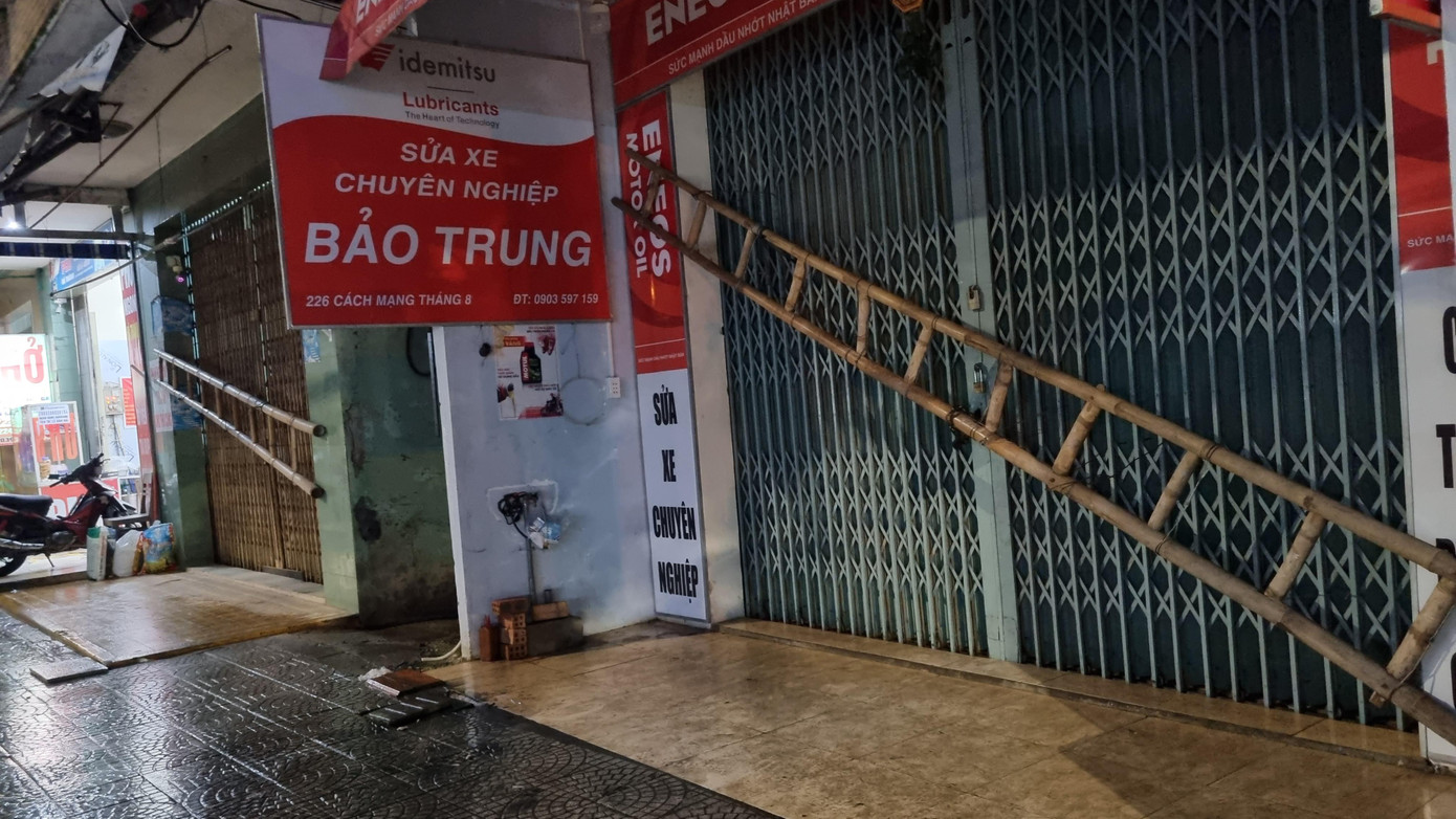 Nhà cửa được người dân tận dụng mọi dụng cụ để chèn chống. Từ cuối chiều, các hộ dân đã khóa chốt chặt cửa, không ra ngoài. Bà Nguyễn Xuân Phượng (quận Hải Châu) cho hay cả nhà đã chèn tất cả các cửa chính, cửa sổ, chuẩn bị đèn, nến...để ứng phó với bão. "Cho tới khi bão tan là nhà tôi không ai bước ra khỏi cửa. Nghe tin cơn bão này rất dữ nên thật sự lo lắng", bà nói.