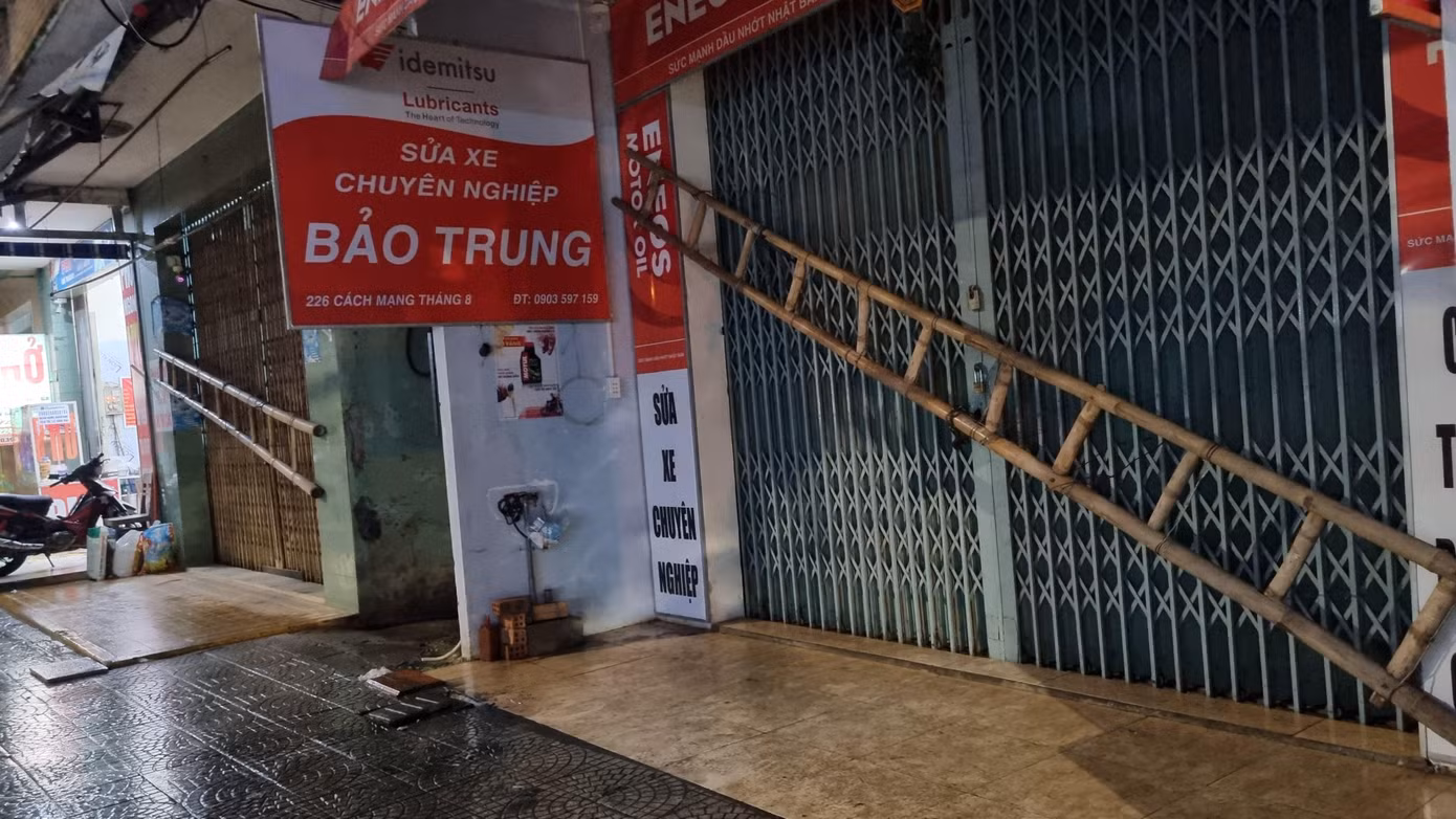 Nhà cửa được người dân tận dụng mọi dụng cụ để chèn chống. Từ cuối chiều, các hộ dân đã khóa chốt chặt cửa, không ra ngoài. Bà Nguyễn Xuân Phượng (quận Hải Châu) cho hay cả nhà đã chèn tất cả các cửa chính, cửa sổ, chuẩn bị đèn, nến...để ứng phó với bão. "Cho tới khi bão tan là nhà tôi không ai bước ra khỏi cửa. Nghe tin cơn bão này rất dữ nên thật sự lo lắng", bà nói. Nhà cửa được người dân tận dụng mọi dụng cụ để chèn chống. Từ cuối chiều, các hộ dân đã khóa chốt chặt cửa, không ra ngoài. Bà Nguyễn Xuân Phượng (quận Hải Châu) cho hay cả nhà đã chèn tất cả các cửa chính, cửa sổ, chuẩn bị đèn, nến...để ứng phó với bão. "Cho tới khi bão tan là nhà tôi không ai bước ra khỏi cửa. Nghe tin cơn bão này rất dữ nên thật sự lo lắng", bà nói.