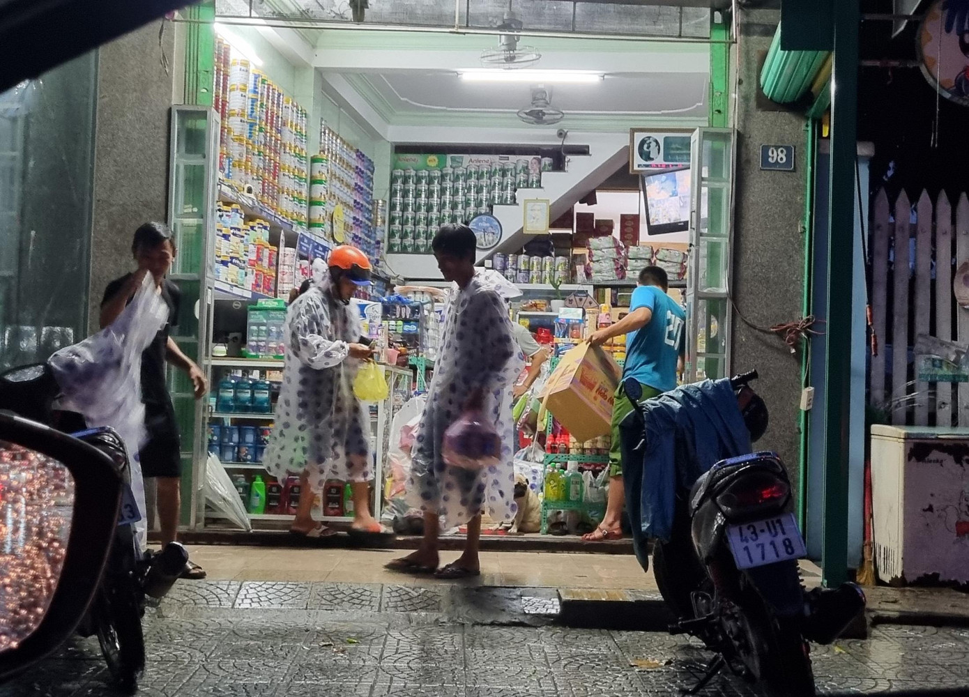 Người dân tranh thủ tới các tiệm tạp hóa mua đồ ăn, nước uống. Từ 12h trưa nay, các chợ trên địa bàn đã ngừng hoạt động. Thành phố cũng đã có phương án hỗ trợ thức ăn, nước uống cho người dân sơ tán khi bão đổ bộ.