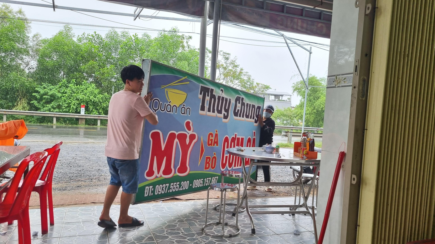 Bảng hiệu của một quán ăn được tháo dỡ