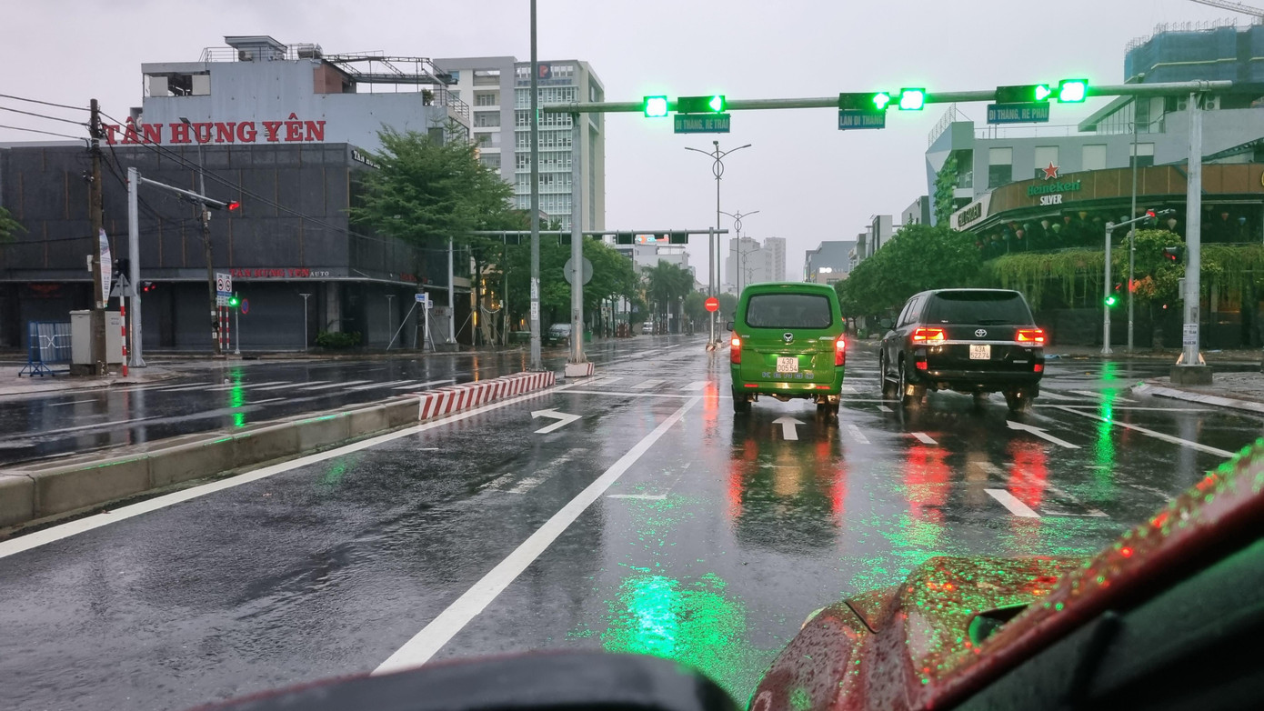 Tuyến đường 2/9 chỉ có một vài xe ô tô qua lại. Trời mưa liên tục kèm gió lớn dần nên người dân không dám ra đường.