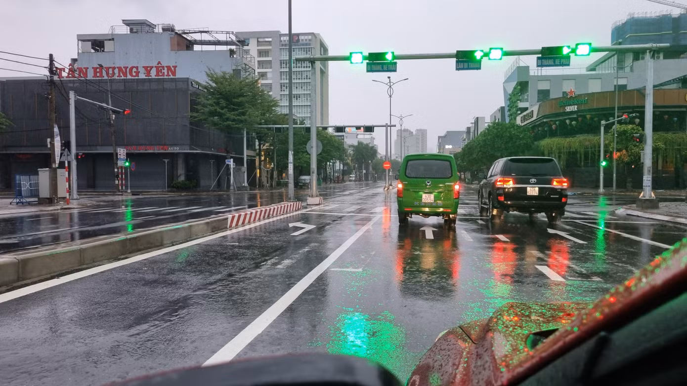 Tuyến đường 2/9 chỉ có một vài xe ô tô qua lại. Trời mưa liên tục kèm gió lớn dần nên người dân không dám ra đường. Tuyến đường 2/9 chỉ có một vài xe ô tô qua lại. Trời mưa liên tục kèm gió lớn dần nên người dân không dám ra đường.