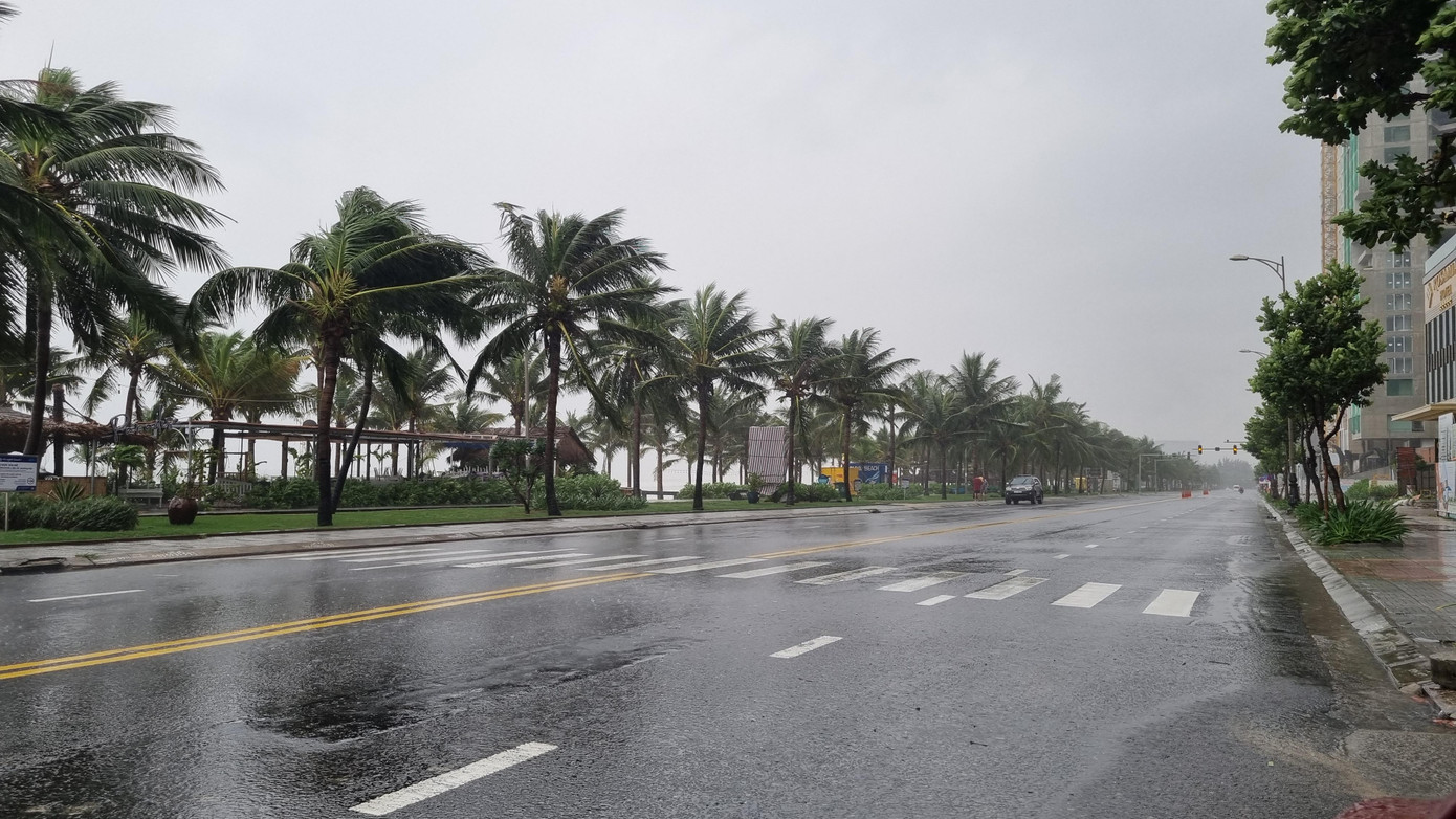 Tuyến đường ven biển vắng người. Thành phố Đà Nẵng yêu cầu người dân (trừ các lực lượng làm nhiệm vụ) không ra khỏi nhà bắt đầu từ 20h ngày 27/9.