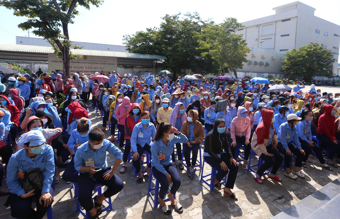 Công nhân Công ty điện tử Việt Hoa tới lấy mẫu xét nghiệm sáng 15/7.