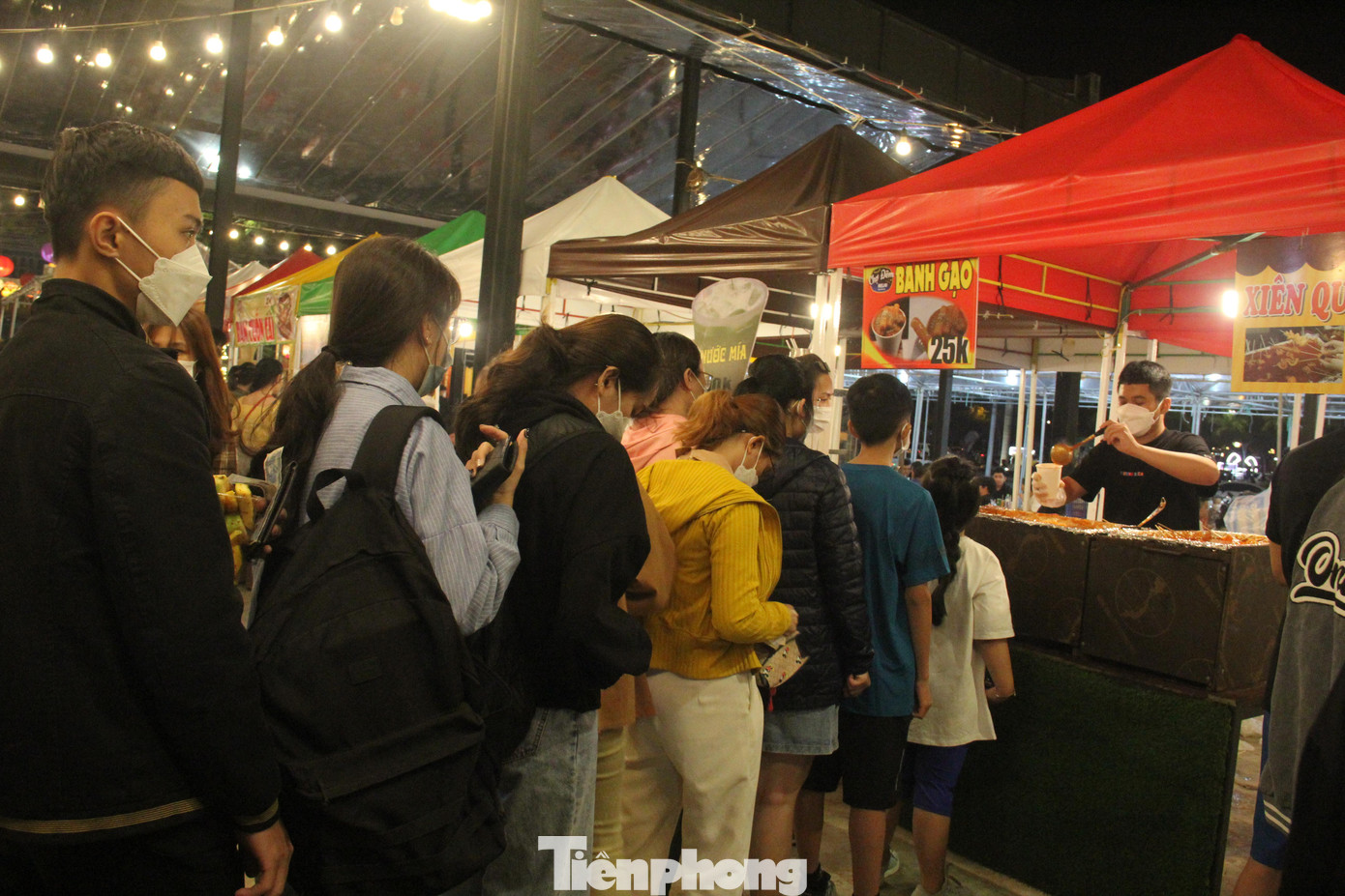 Trong chợ có hàng chục quầy phục vụ ăn uống, đa số là các món ăn cho bạn trẻ như đồ nướng, xiên que, đồ ăn Hàn Quốc, bánh tráng Đà Lạt, bia, nước ép....