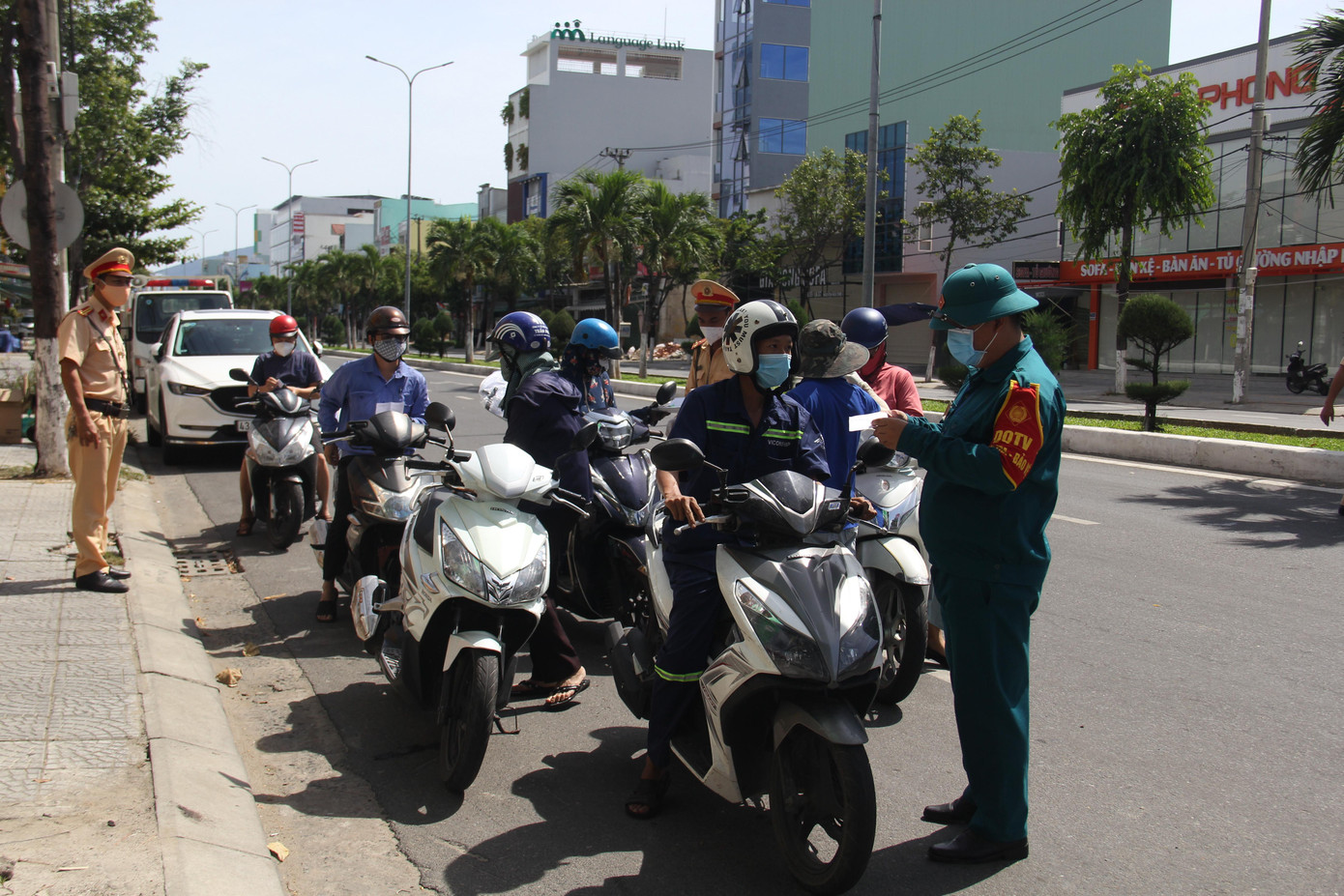 Tại chốt kiểm soát trên đường Nguyễn Hữu Thọ (quận Cẩm Lệ), lực lượng chức năng dừng tất cả phương tiện kiểm tra. Người dân chấp hành và xuất trình giấy tờ. Tại chốt kiểm soát trên đường Nguyễn Hữu Thọ (quận Cẩm Lệ), lực lượng chức năng dừng tất cả phương tiện kiểm tra. Người dân chấp hành và xuất trình giấy tờ.