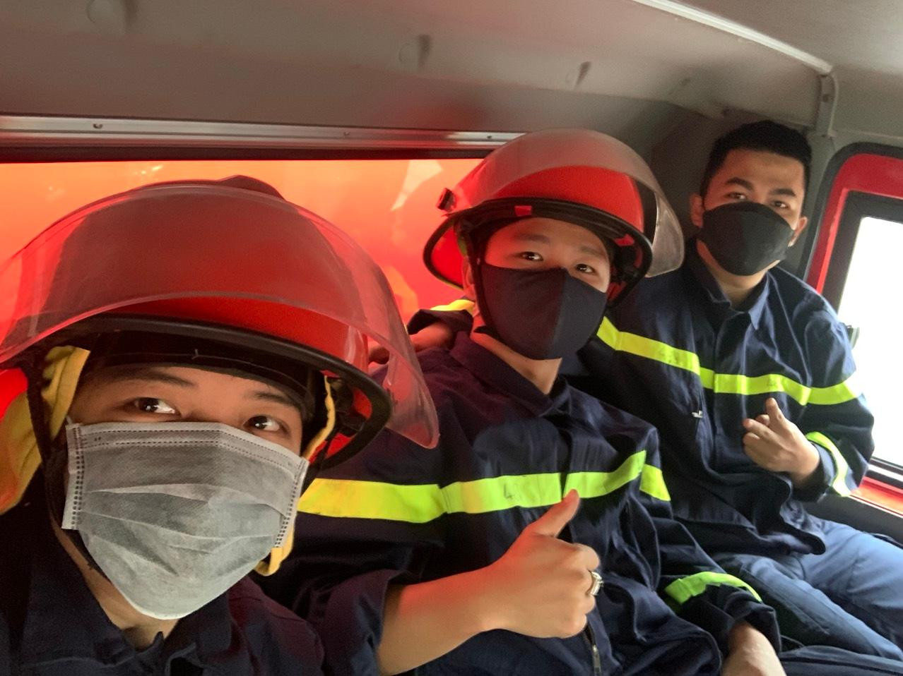 Bảo Quí Thịnh (giữa) trong một lần cùng đồng đội hoàn thành xong nhiệm vụ chữa cháy. Bảo Quí Thịnh (giữa) trong một lần cùng đồng đội hoàn thành xong nhiệm vụ chữa cháy.