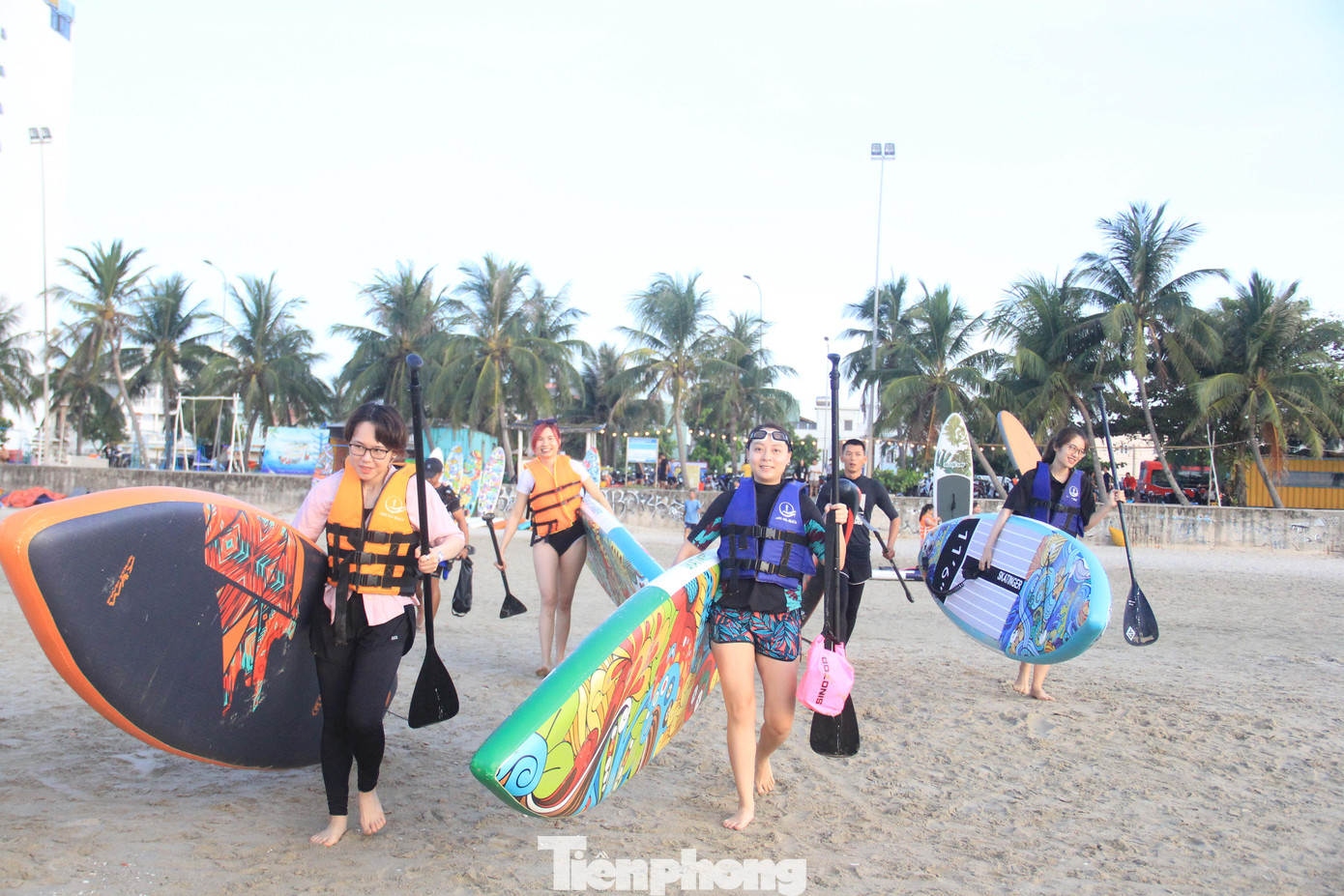 Chưa đầy 5 giờ sáng, cả trăm bạn trẻ đã có mặt tại đây. Những người có thuyền riêng thì mang tới bãi rồi bơm hơi, còn lại đa số phải thuê.