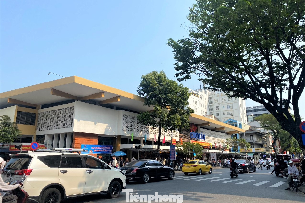 Ông Nguyễn Trung Thành, Trưởng BQL chợ Hàn cho hay cứ vào giờ cao điểm thì xe cộ tan làm, tới mua sắm của người dân và xe chở khách du lịch đi các tuyến đường quanh chợ rất đông, vì vậy việc ùn ứ giao thông xảy ra thường xuyên. Khi tổ chức giao thông một chiều, chợ Hàn nhìn thoáng hơn, trật tự hơn, không còn cảnh xe cộ hỗn độn. Ông Nguyễn Trung Thành, Trưởng BQL chợ Hàn cho hay cứ vào giờ cao điểm thì xe cộ tan làm, tới mua sắm của người dân và xe chở khách du lịch đi các tuyến đường quanh chợ rất đông, vì vậy việc ùn ứ giao thông xảy ra thường xuyên. Khi tổ chức giao thông một chiều, chợ Hàn nhìn thoáng hơn, trật tự hơn, không còn cảnh xe cộ hỗn độn.