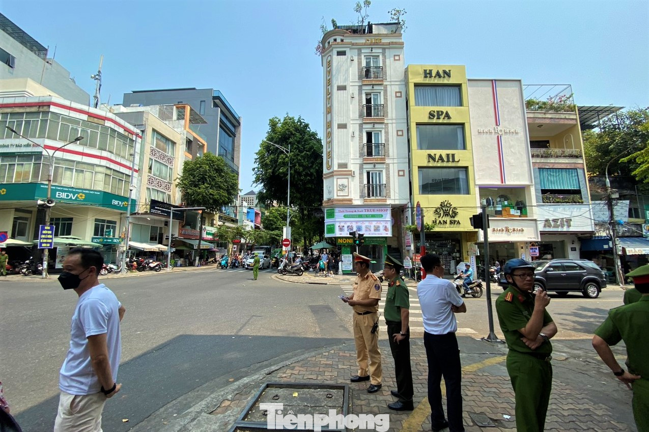 Ông Nguyễn Trung Thành, Trưởng BQL chợ Hàn cho hay cứ vào giờ cao điểm thì xe cộ tan làm, tới mua sắm của người dân và xe chở khách du lịch đi các tuyến đường quanh chợ rất đông, vì vậy việc ùn ứ giao thông xảy ra thường xuyên. Khi tổ chức giao thông một chiều, chợ Hàn nhìn thoáng hơn, trật tự hơn, không còn cảnh xe cộ hỗn độn. Ông Nguyễn Trung Thành, Trưởng BQL chợ Hàn cho hay cứ vào giờ cao điểm thì xe cộ tan làm, tới mua sắm của người dân và xe chở khách du lịch đi các tuyến đường quanh chợ rất đông, vì vậy việc ùn ứ giao thông xảy ra thường xuyên. Khi tổ chức giao thông một chiều, chợ Hàn nhìn thoáng hơn, trật tự hơn, không còn cảnh xe cộ hỗn độn.