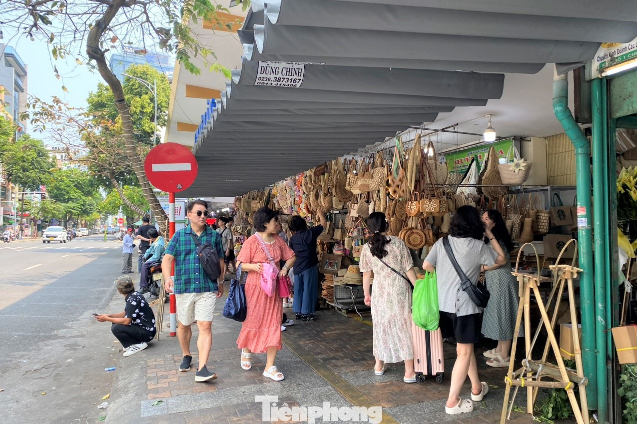 “Tôi thấy an toàn khi được đi bộ trên vỉa hè, không phải tràn xuống lòng đường. Vỉa hè đúng nghĩa là để cho người đi bộ. Hy vọng Đà Nẵng duy trì trật tự này để du khách an tâm hơn”, bà Đinh Thị Thúy Nga, du khách đến từ Hà Nội nhìn nhận. “Tôi thấy an toàn khi được đi bộ trên vỉa hè, không phải tràn xuống lòng đường. Vỉa hè đúng nghĩa là để cho người đi bộ. Hy vọng Đà Nẵng duy trì trật tự này để du khách an tâm hơn”, bà Đinh Thị Thúy Nga, du khách đến từ Hà Nội nhìn nhận.