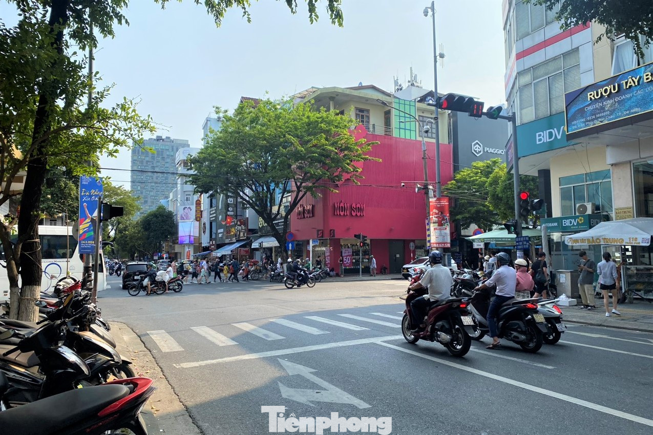 Ông Nguyễn Trung Thành, Trưởng BQL chợ Hàn cho hay cứ vào giờ cao điểm thì xe cộ tan làm, tới mua sắm của người dân và xe chở khách du lịch đi các tuyến đường quanh chợ rất đông, vì vậy việc ùn ứ giao thông xảy ra thường xuyên. Khi tổ chức giao thông một chiều, chợ Hàn nhìn thoáng hơn, trật tự hơn, không còn cảnh xe cộ hỗn độn. Ông Nguyễn Trung Thành, Trưởng BQL chợ Hàn cho hay cứ vào giờ cao điểm thì xe cộ tan làm, tới mua sắm của người dân và xe chở khách du lịch đi các tuyến đường quanh chợ rất đông, vì vậy việc ùn ứ giao thông xảy ra thường xuyên. Khi tổ chức giao thông một chiều, chợ Hàn nhìn thoáng hơn, trật tự hơn, không còn cảnh xe cộ hỗn độn.