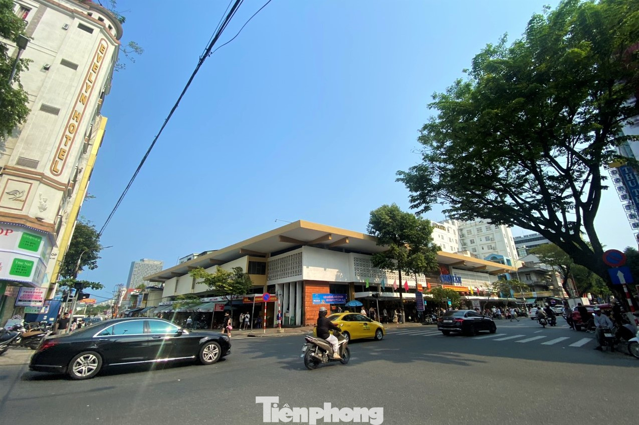 Như vậy, 4 tuyến đường Bạch Đằng, Hùng Vương, Trần Phú, Nguyễn Thái Học bao quanh chợ Hàn đều di chuyển một chiều. Như vậy, 4 tuyến đường Bạch Đằng, Hùng Vương, Trần Phú, Nguyễn Thái Học bao quanh chợ Hàn đều di chuyển một chiều.