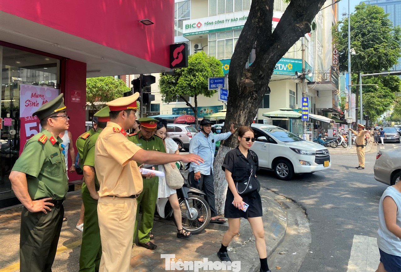 Theo Thiếu tá Bùi Thanh Xuân, Phó trưởng Công an quận Hải Châu, đơn vị sẽ tăng cường lực lượng để hướng dẫn, tuyên truyền về việc lưu thông một chiều quanh chợ. Theo Thiếu tá Bùi Thanh Xuân, Phó trưởng Công an quận Hải Châu, đơn vị sẽ tăng cường lực lượng để hướng dẫn, tuyên truyền về việc lưu thông một chiều quanh chợ.